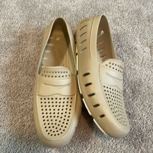 Men’s floaters size 9
